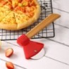 1 db pizzavágó kerék, fejsze alakú rozsdamentes acél pizzakés bambusz nyéllel és éles forgó pengével, pizzaszeletelő tekercs