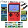 Egy piros Retro Classic Games gyermek kézi kis játékkonzol több száz játék töltésével, amely a tévéhez csatlakoztatható.