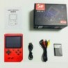 Egy piros Retro Classic Games gyermek kézi kis játékkonzol több száz játék töltésével, amely a tévéhez csatlakoztatható.